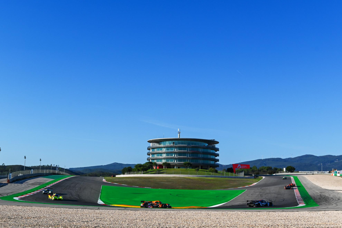 40 Cars Line Up for the Season Finale in Portugal