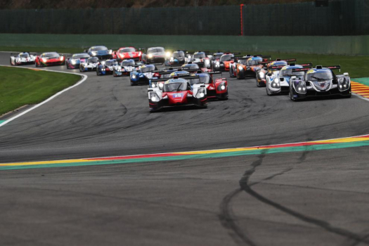 La course pour le drapeau à damiers final
